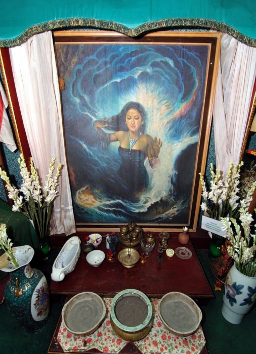 Lukisan Nyi Roro Kidul dengan dupa di depannya